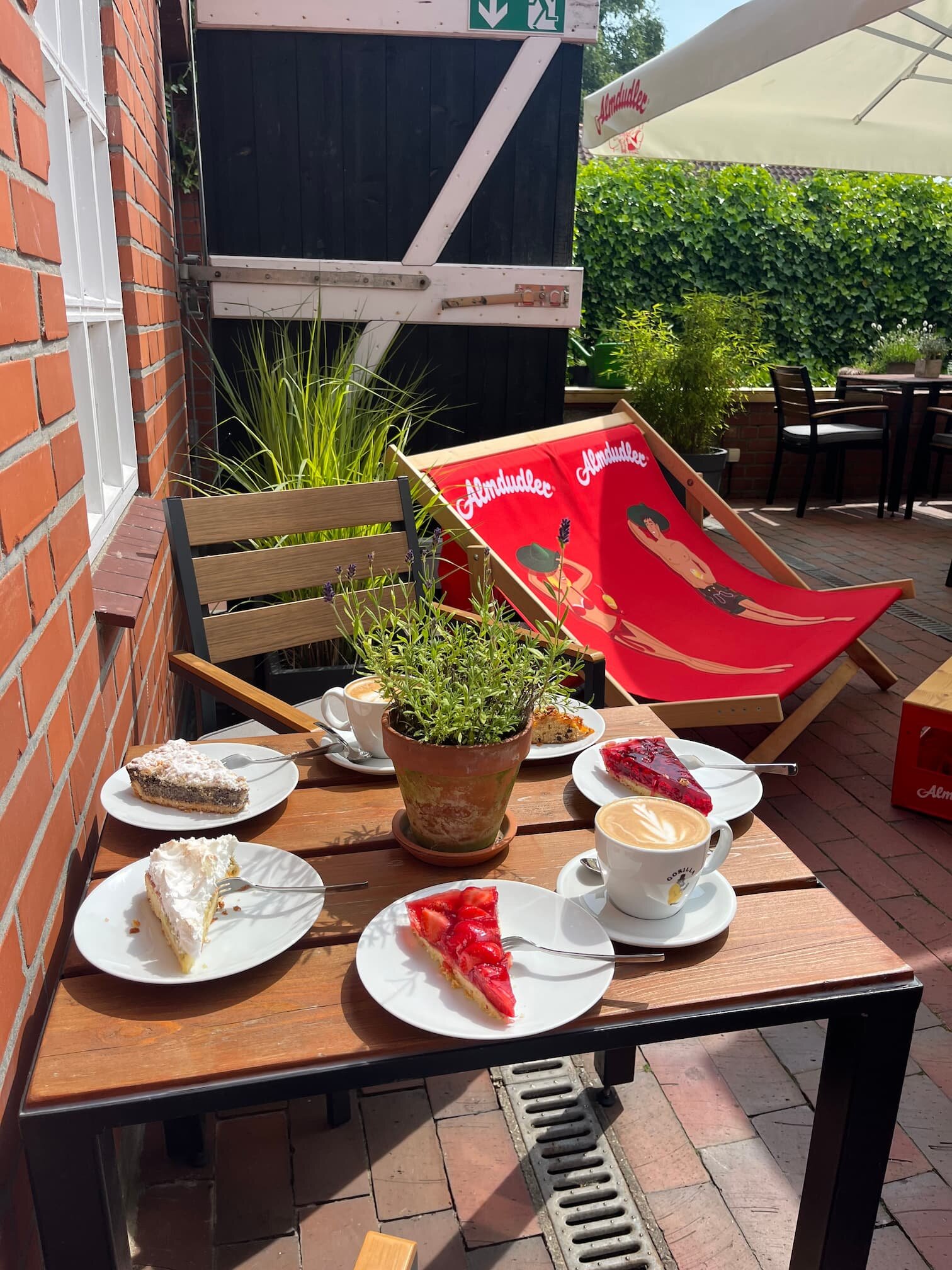 Tisch gedeckt Kaffee und Kuchen